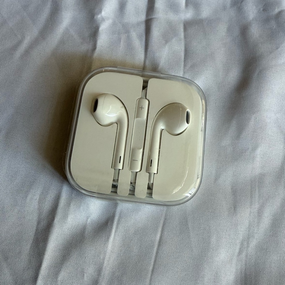 Apple EarPods Wired with 3.5mm Jack
